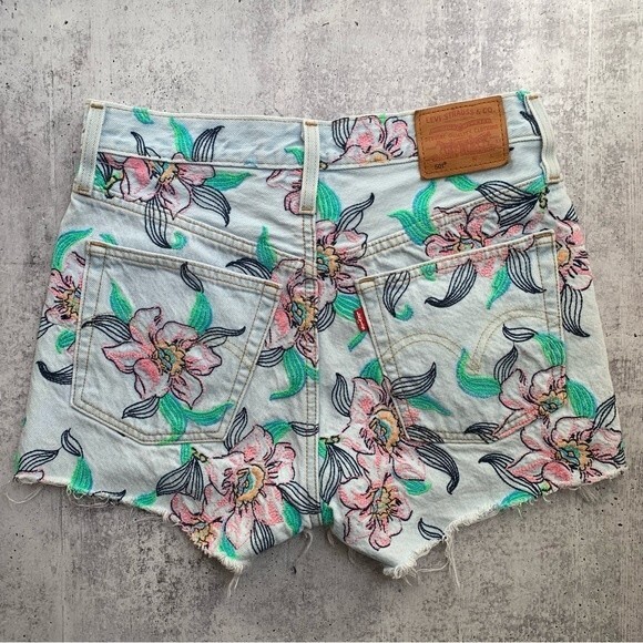 LEVI’S PREMIUM 501 High Rise Denim Hella Bloom Embroidered Floral Shorts Size 26 - Picture 9 of 11